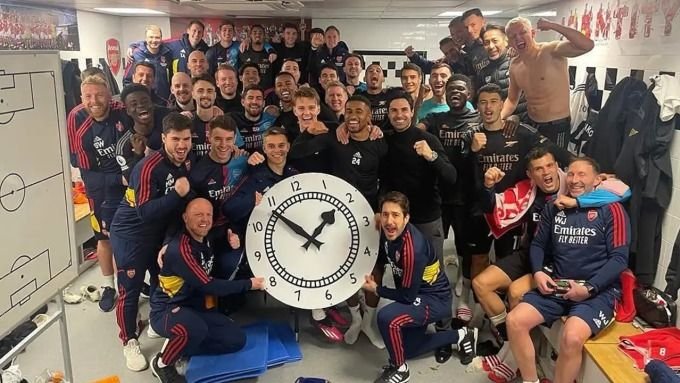 Arsenal celebrates victory with a clock message