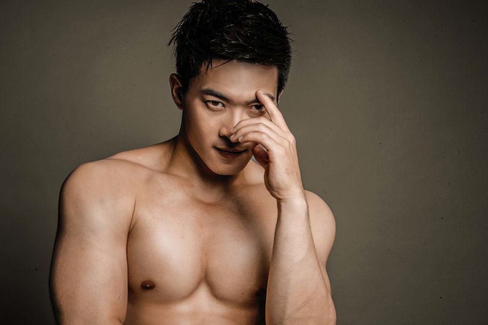 ‘Circus Prince’ Quoc Co shows off his six-pack body
